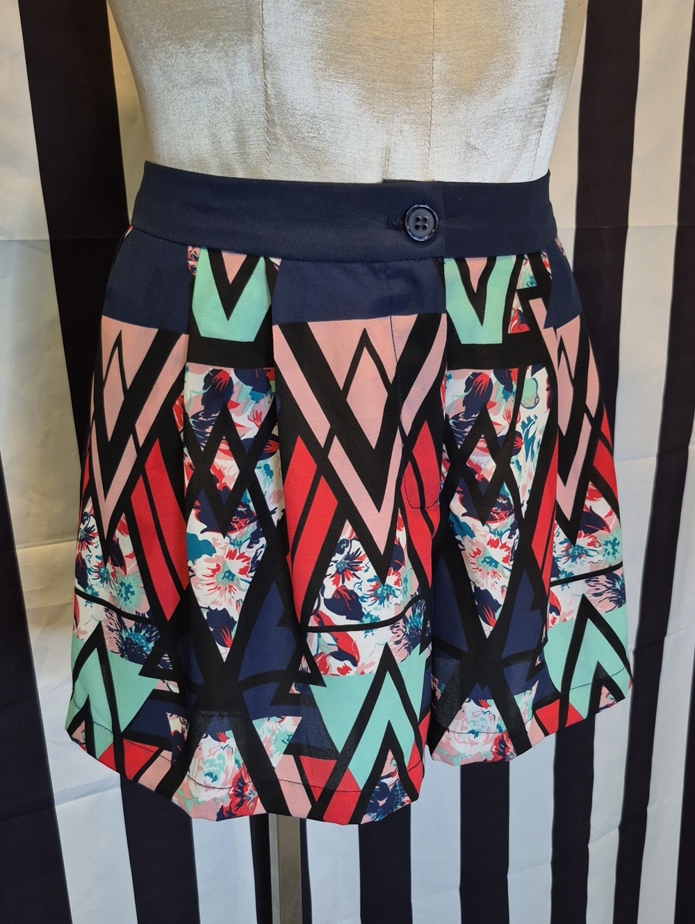 Multicolor Geometric Print Shorts - Picture 2 of 4
